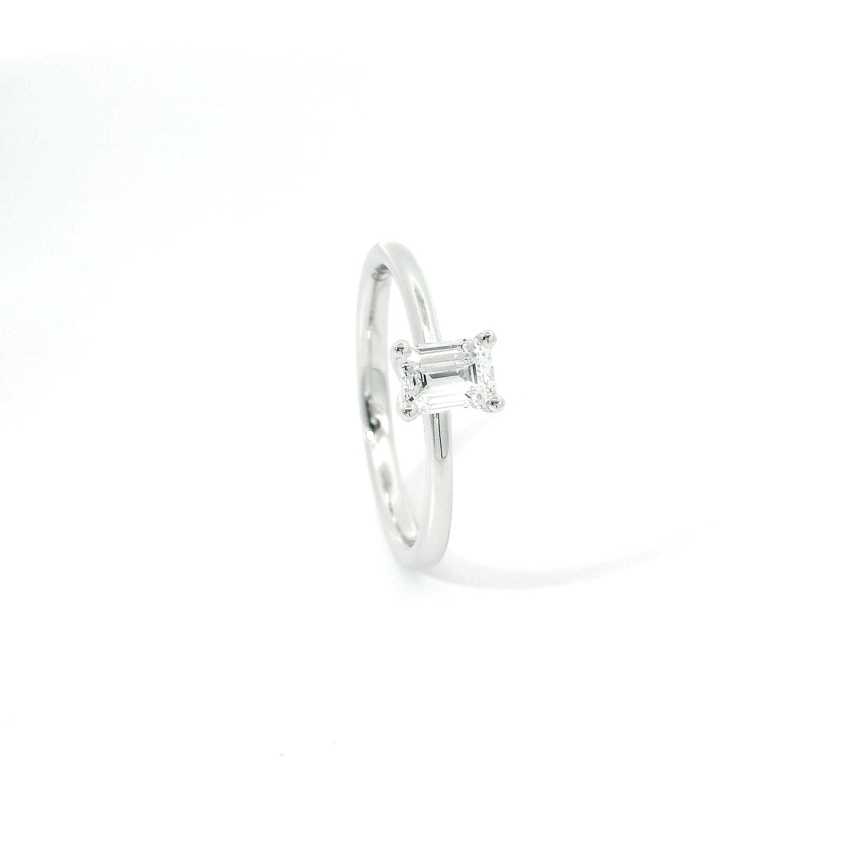 Solitaire in white gold with emerald-cut lab-grown diamond, 1.00 carats.
