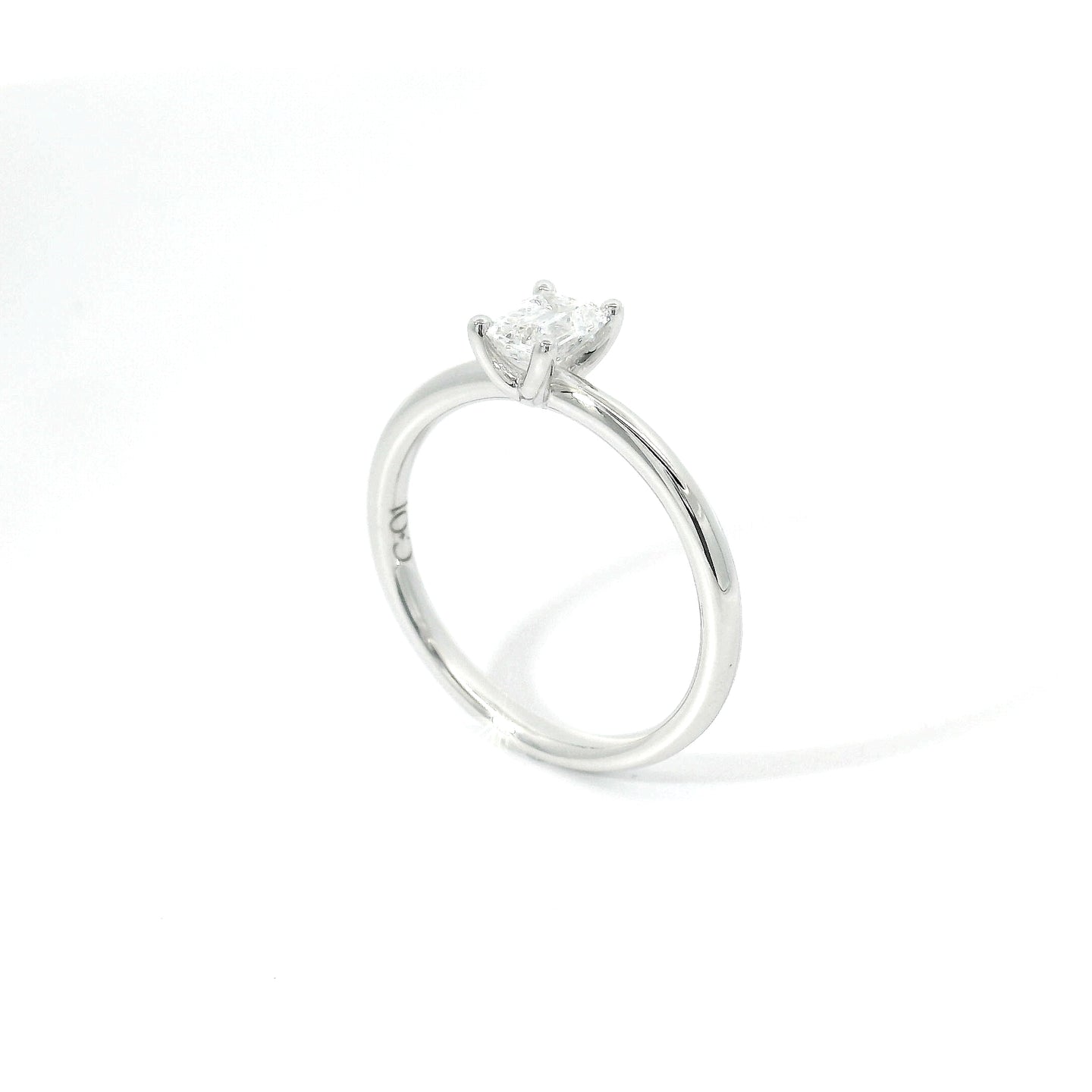 Solitario in oro bianco con diamante lab-grown taglio smeraldo, 0,51 carati.