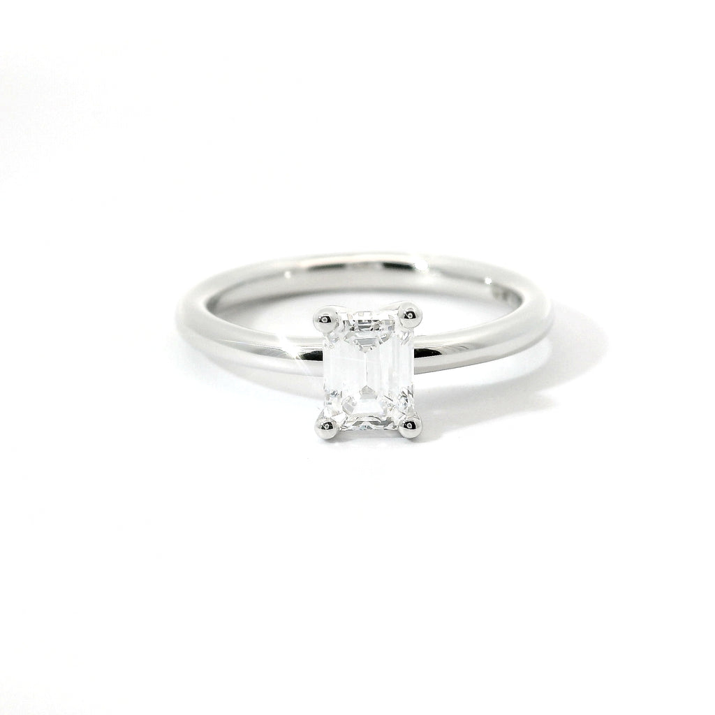 Solitaire in white gold with emerald-cut lab-grown diamond, 1.00 carats.
