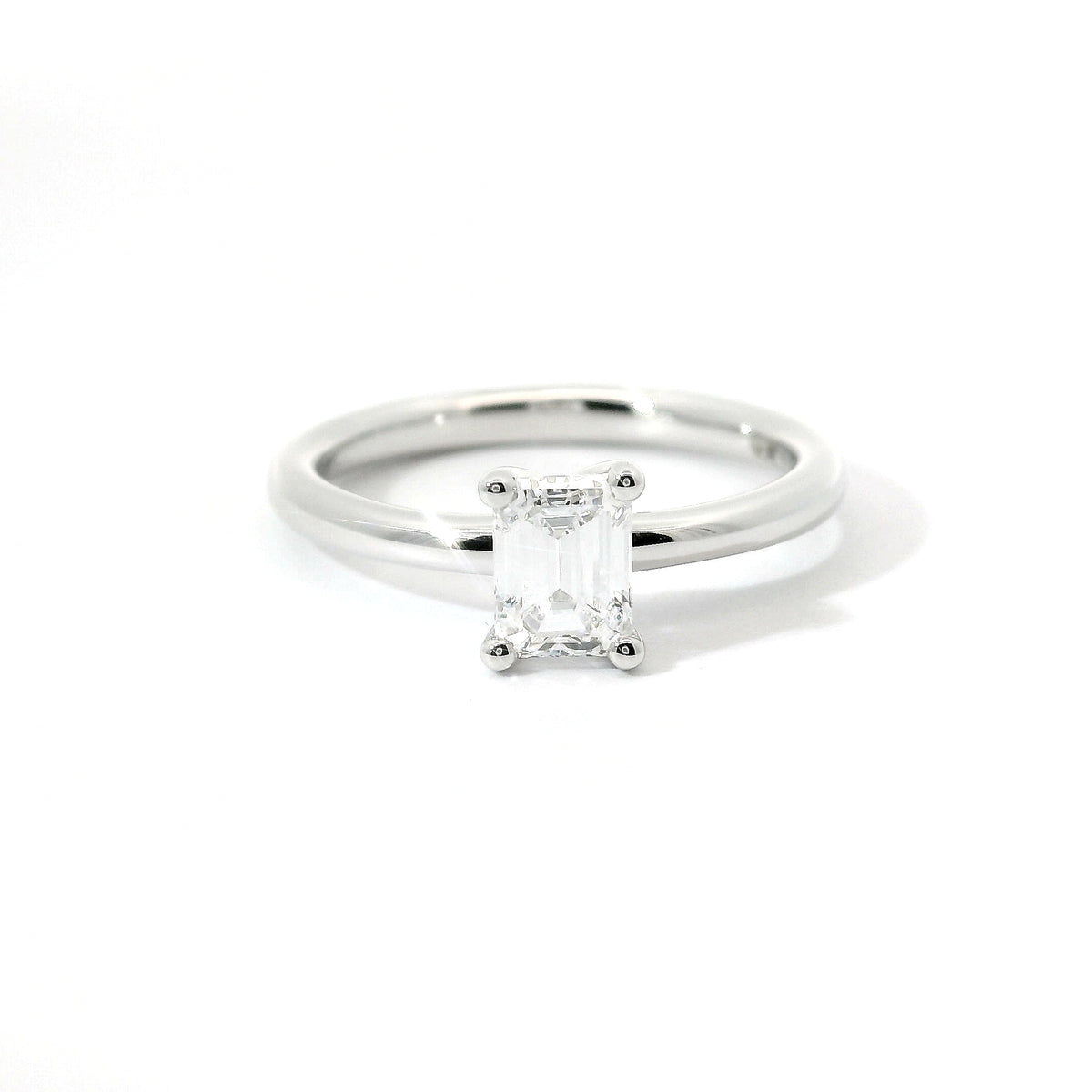 Solitaire in white gold with emerald-cut lab-grown diamond, 1.00 carats.
