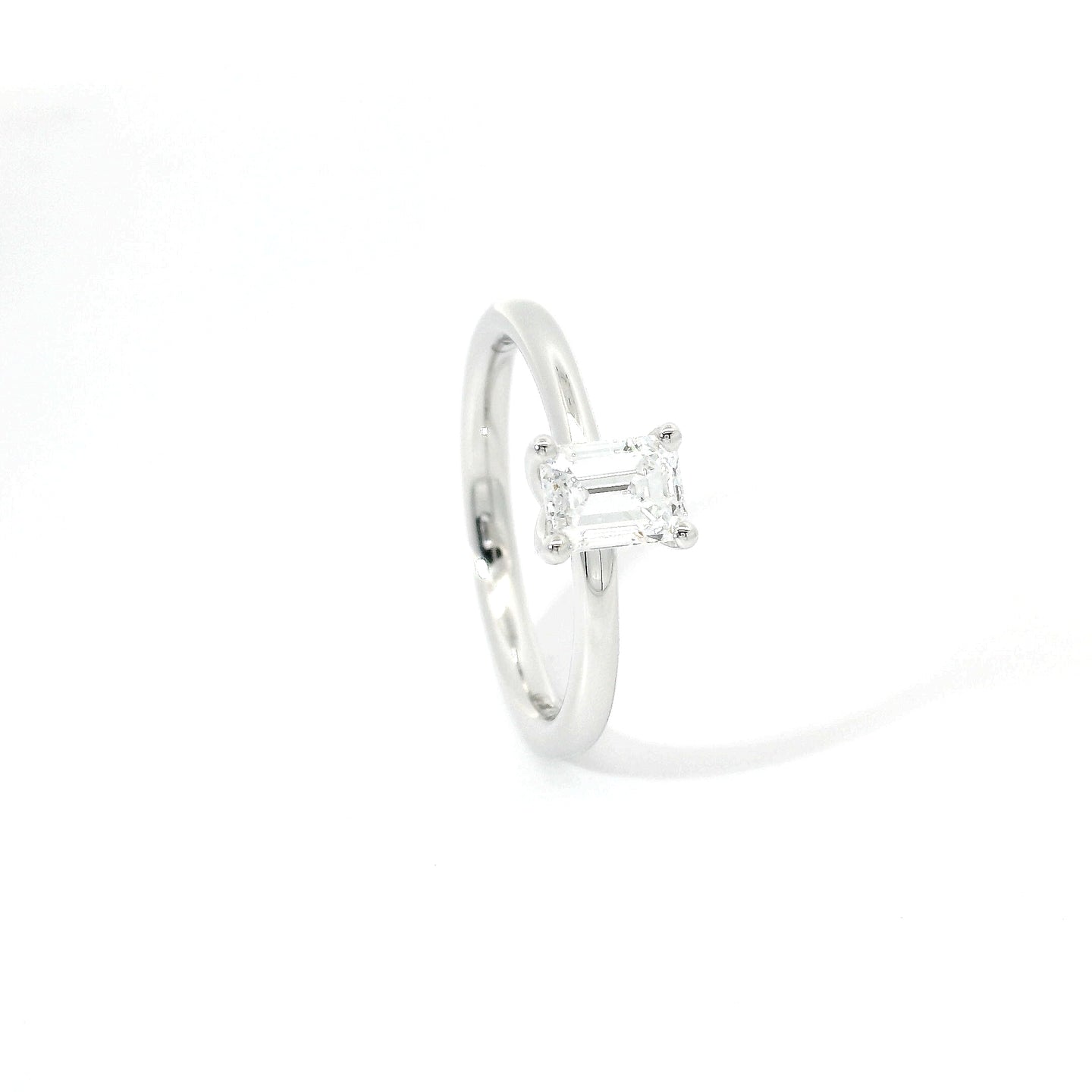 Solitario in oro bianco con diamante lab-grown taglio smeraldo, 0,70 carati.