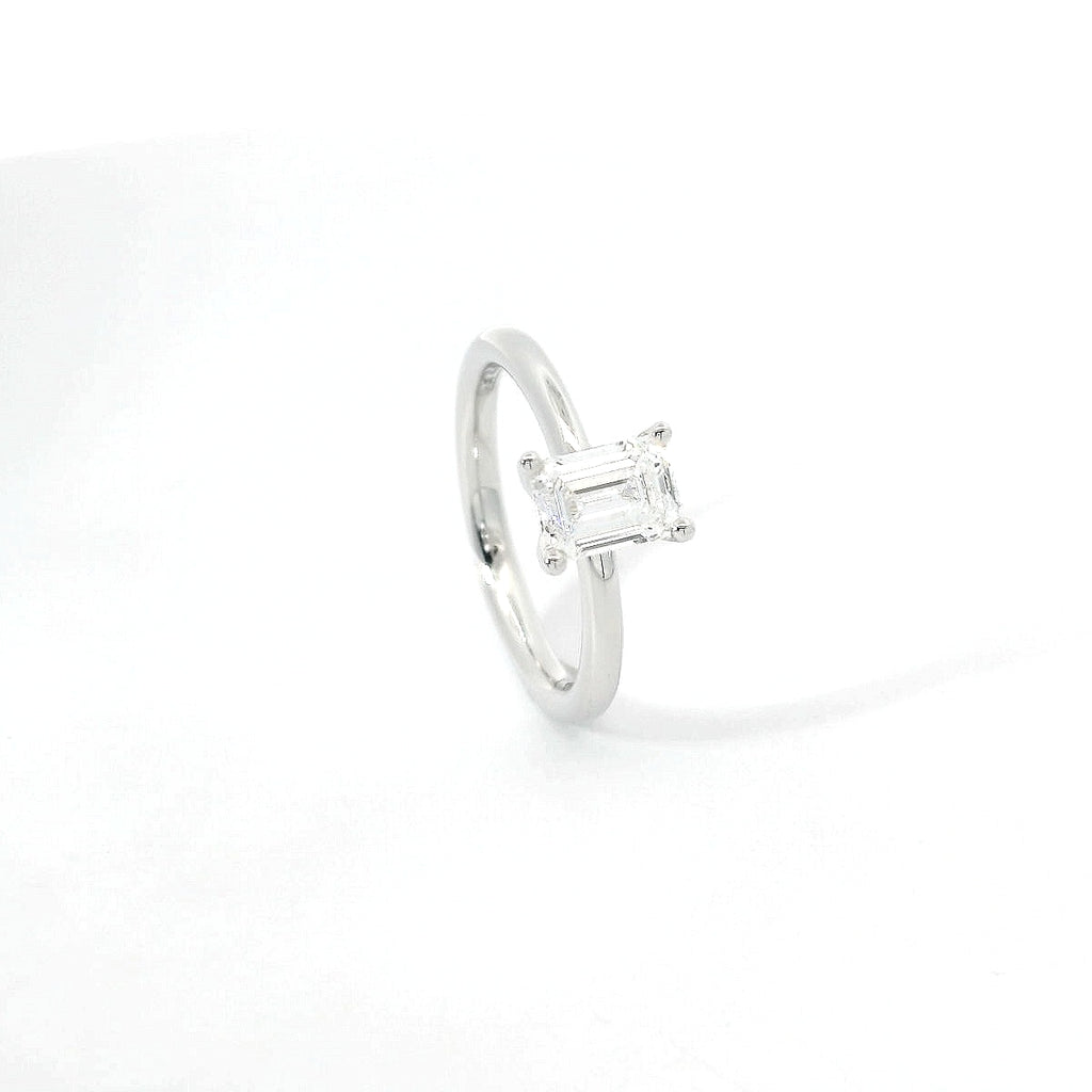 Solitaire in white gold with emerald-cut lab-grown diamond, 1.00 carats.