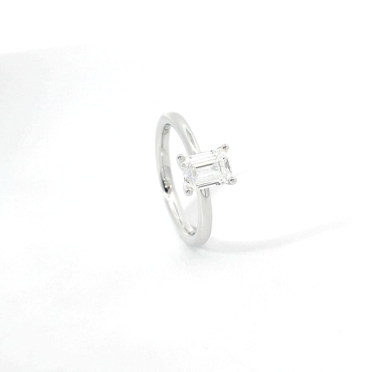 Solitaire in white gold with emerald-cut lab-grown diamond, 1.00 carats.