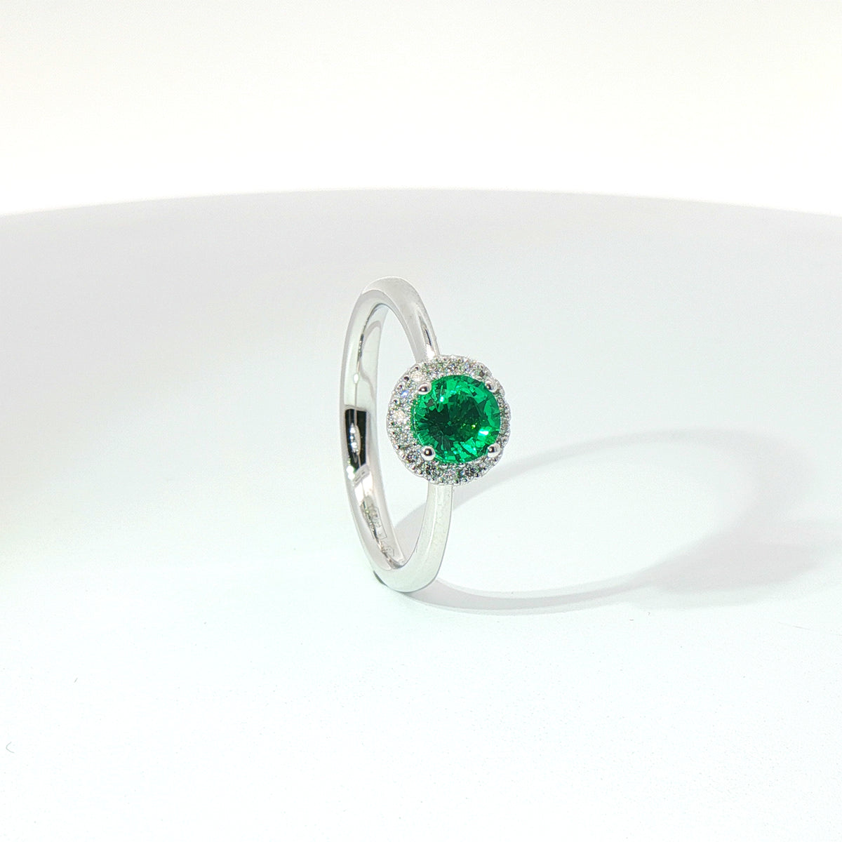 Anello in oro bianco con smeraldo Lab-Grown taglio brillante e diamanti Lab-Grown taglio brillante.