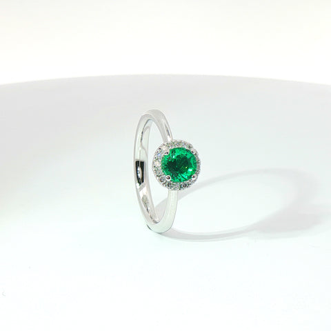 Anello in oro bianco con smeraldo Lab-Grown taglio brillante e diamanti Lab-Grown taglio brillante.