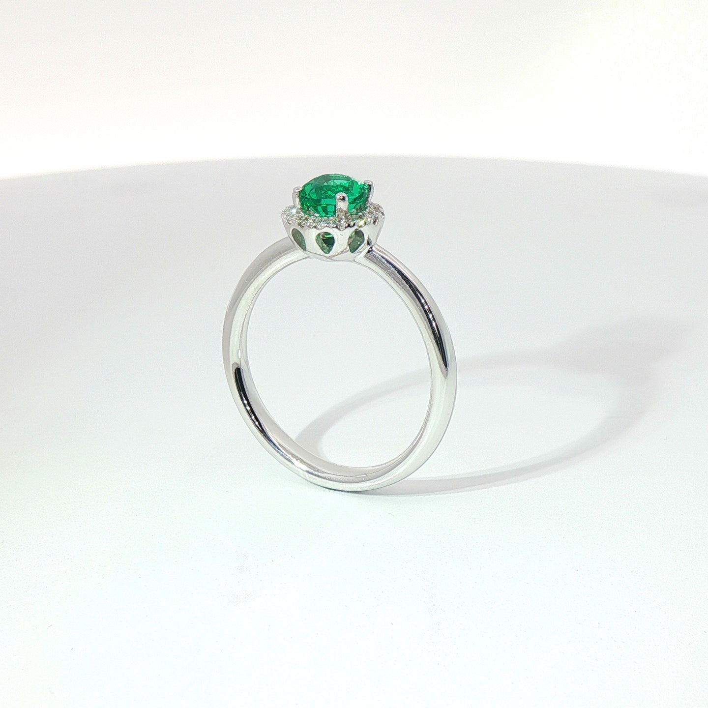 Anello in oro bianco con smeraldo Lab-Grown taglio brillante e diamanti Lab-Grown taglio brillante.