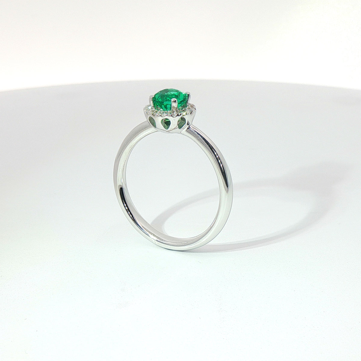 Anello in oro bianco con smeraldo Lab-Grown taglio brillante e diamanti Lab-Grown taglio brillante.