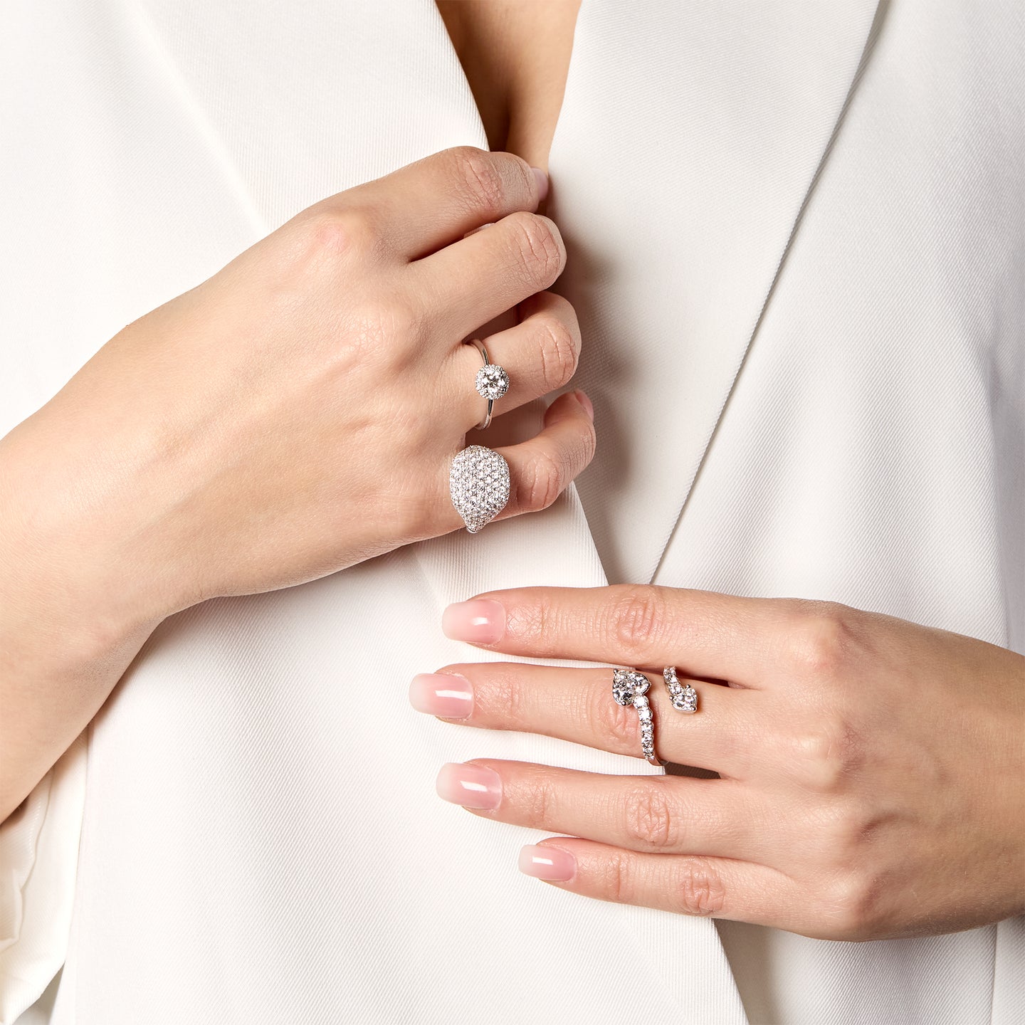 Solitario con contorno in oro bianco e diamanti lab-grown taglio brillante, 0,62 carati.