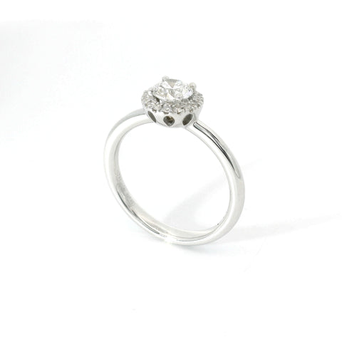 Solitario con contorno in oro bianco e diamanti lab-grown taglio brillante, 0,62 carati.