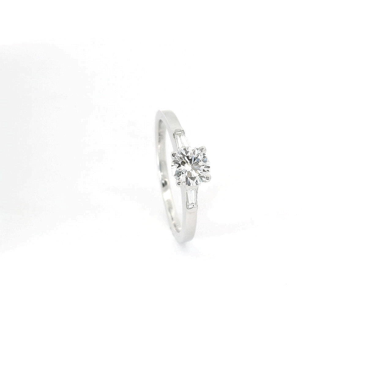 Solitario in oro bianco con diamanti lab-grown taglio brillante e taper, 0,64 carati.