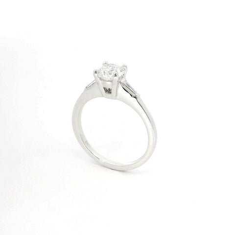 Solitario in oro bianco con diamanti lab-grown taglio brillante e taper, 1,03 carati.