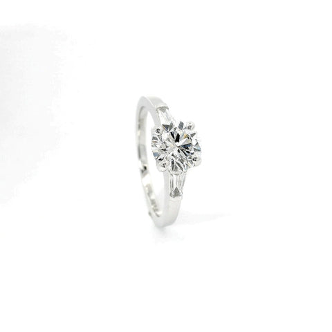 Solitario in oro bianco con diamanti lab-grown taglio brillante e taper, 1,44 carati.