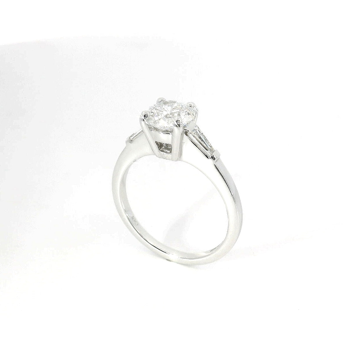 Solitario in oro bianco con diamanti lab-grown taglio brillante e taper, 1,44 carati.