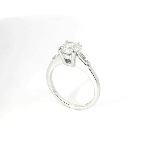 Solitario in oro bianco con diamanti lab-grown taglio brillante e taper, 1,44 carati.