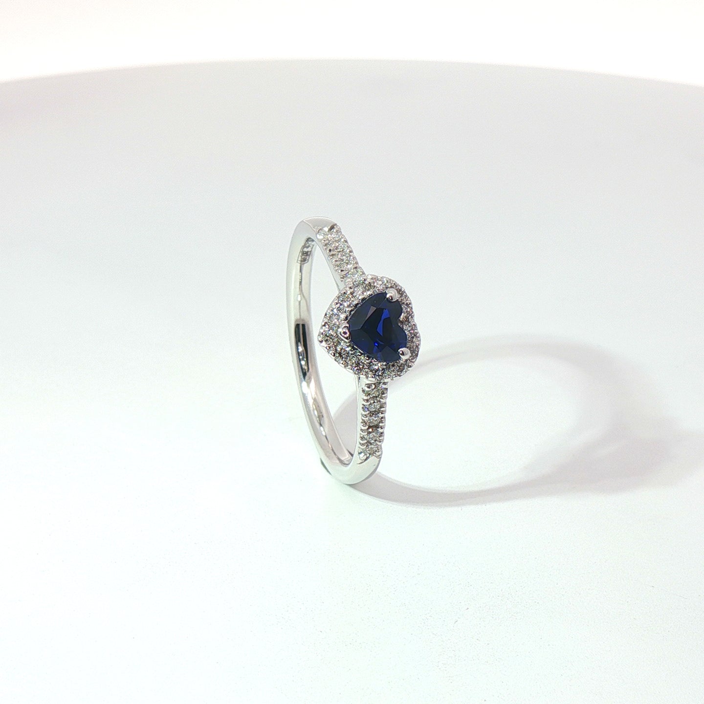 Anello in oro bianco con zaffiro Lab-Grown taglio cuore e diamanti Lab-Grown taglio brillante.