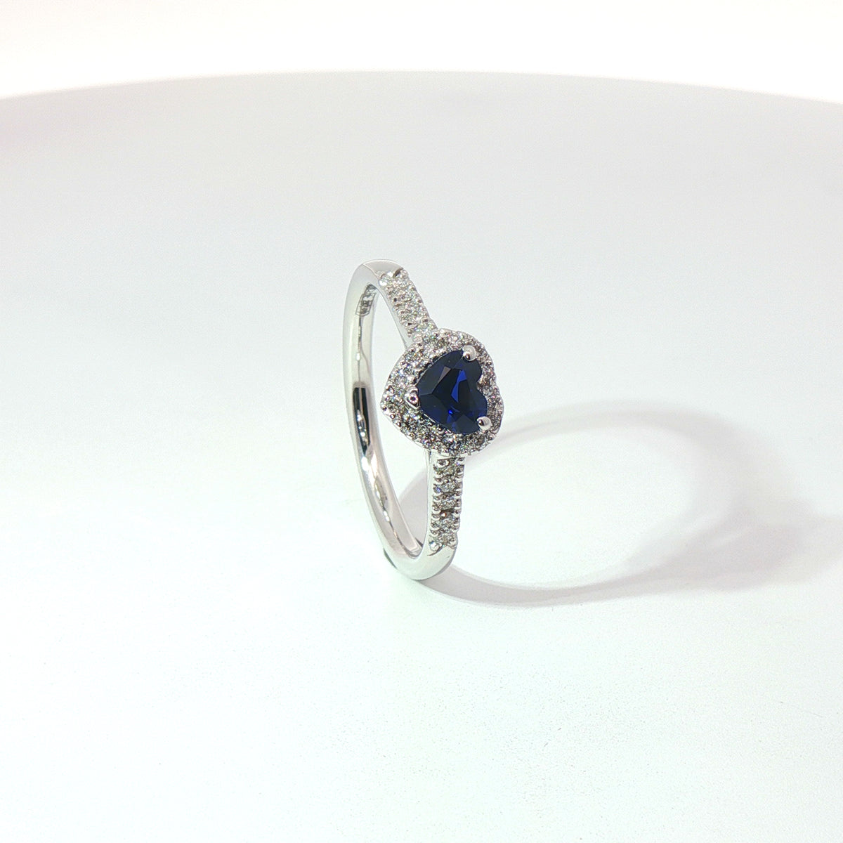 Anello in oro bianco con zaffiro Lab-Grown taglio cuore e diamanti Lab-Grown taglio brillante.
