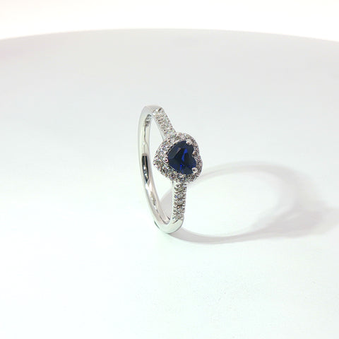 Anello in oro bianco con zaffiro Lab-Grown taglio cuore e diamanti Lab-Grown taglio brillante.