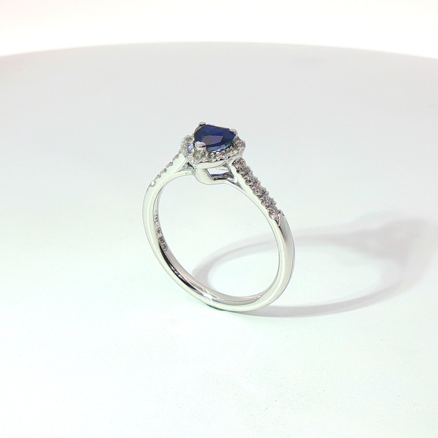 Anello in oro bianco con zaffiro Lab-Grown taglio cuore e diamanti Lab-Grown taglio brillante.