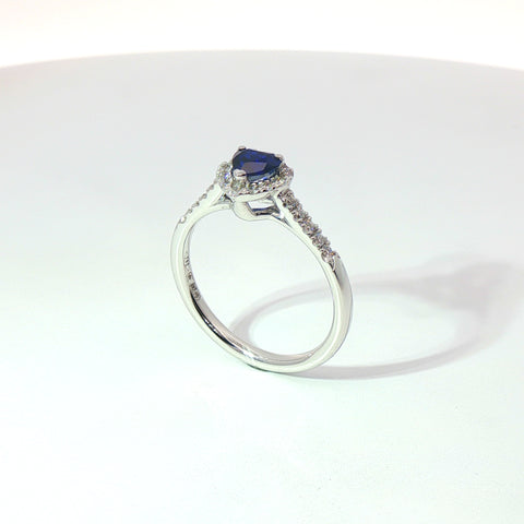 Anello in oro bianco con zaffiro Lab-Grown taglio cuore e diamanti Lab-Grown taglio brillante.