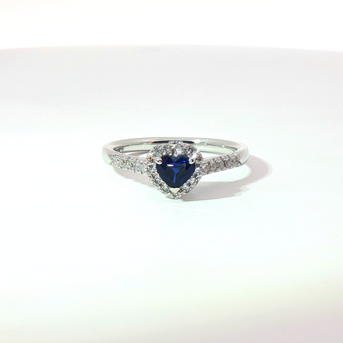 Anello in oro bianco con zaffiro Lab-Grown taglio cuore e diamanti Lab-Grown taglio brillante.