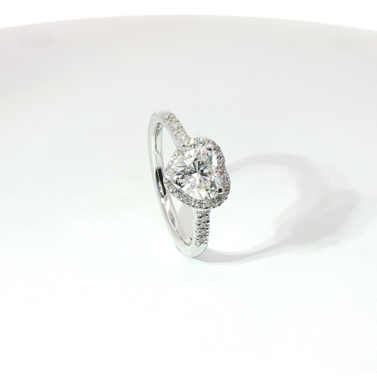 Anello in oro bianco con diamanti Lab-Grown taglio cuore e brillante, 1,06.