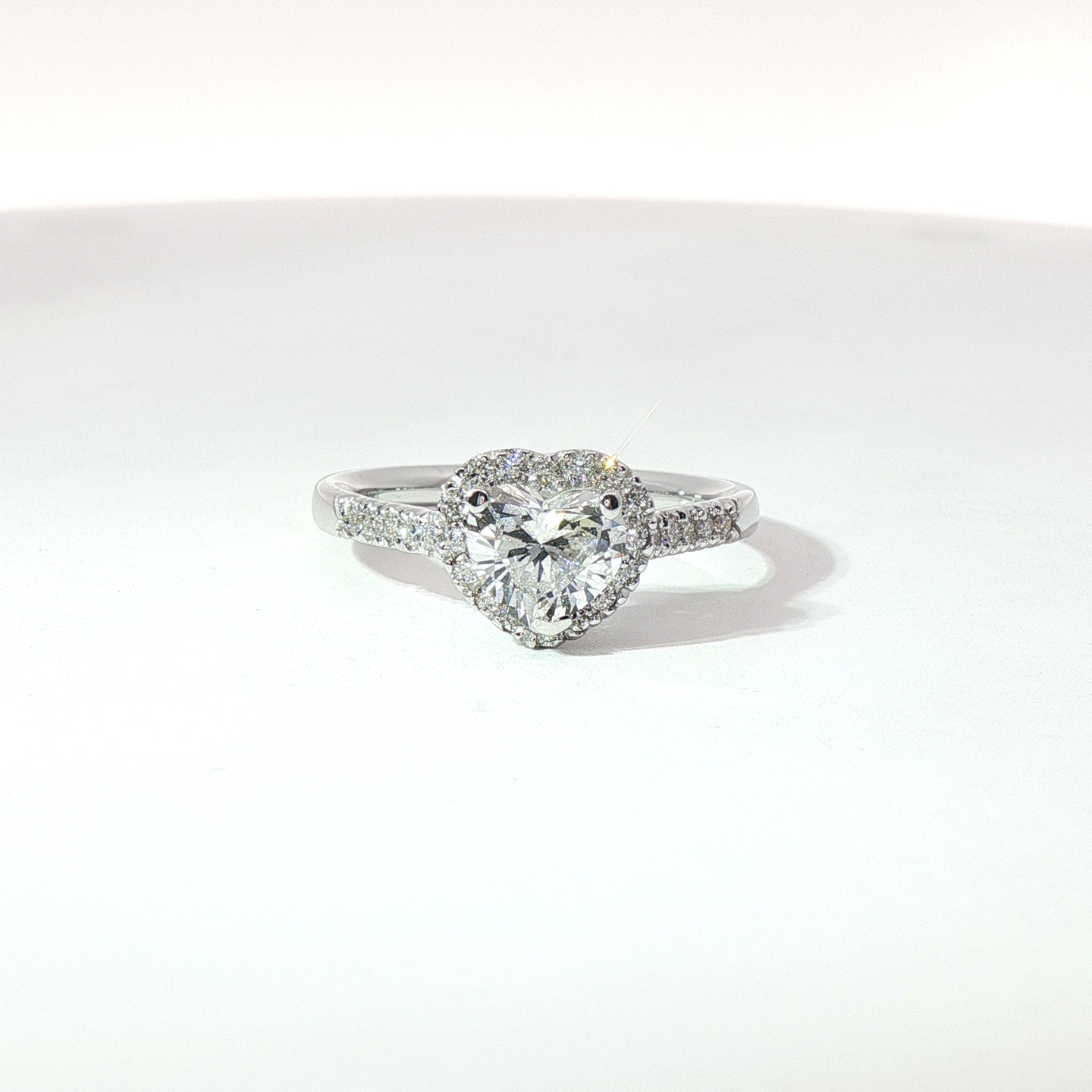 Anello in oro bianco con diamanti Lab-Grown taglio cuore e brillante, 1,06.