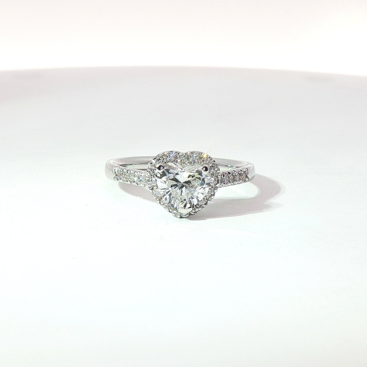 Anello in oro bianco con diamanti Lab-Grown taglio cuore e brillante, 1,06.