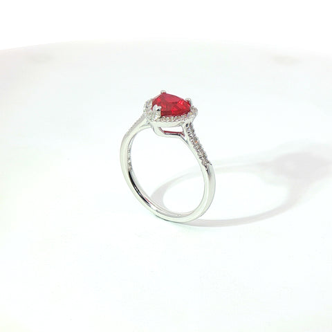 Anello in oro bianco con rubino Lab-Grown taglio cuore e diamanti Lab-Grown taglio brillante.