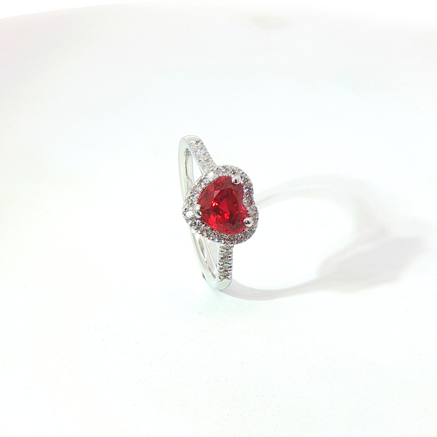 Anello in oro bianco con rubino Lab-Grown taglio cuore e diamanti Lab-Grown taglio brillante.