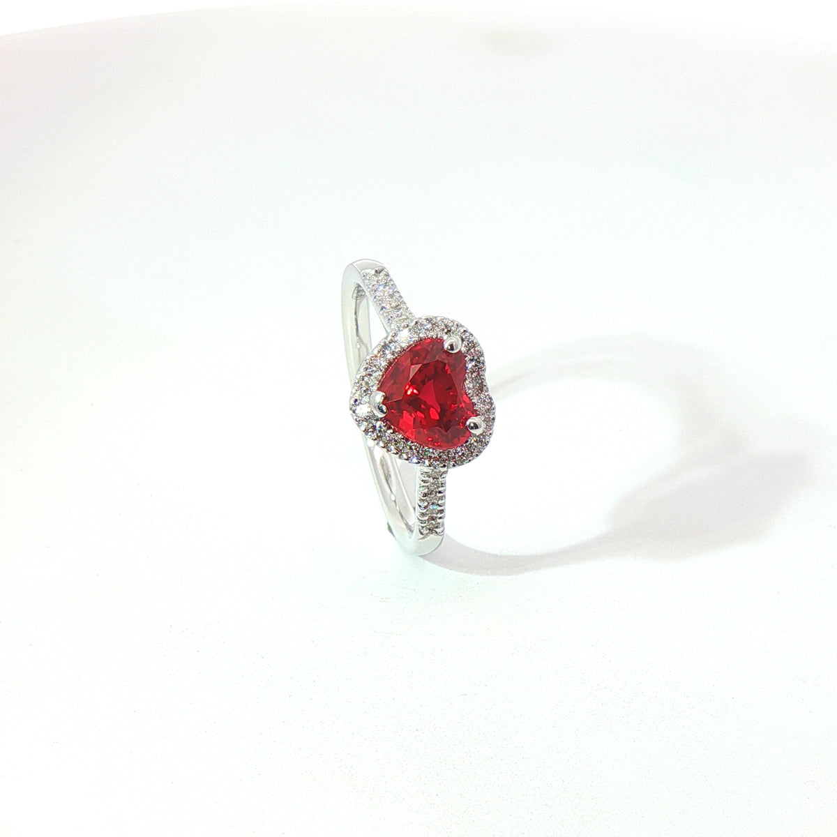 Anello in oro bianco con rubino Lab-Grown taglio cuore e diamanti Lab-Grown taglio brillante.
