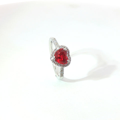 Anello in oro bianco con rubino Lab-Grown taglio cuore e diamanti Lab-Grown taglio brillante.