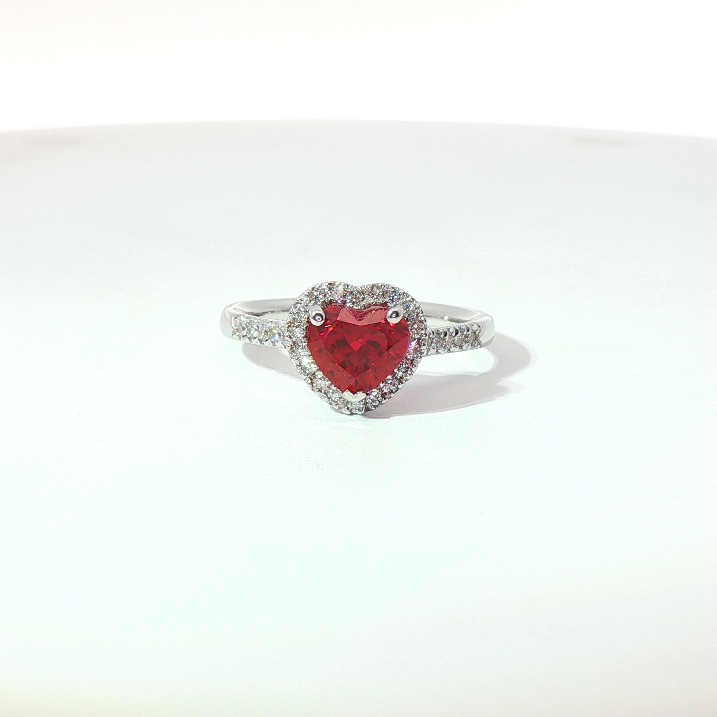 Anello in oro bianco con rubino Lab-Grown taglio cuore e diamanti Lab-Grown taglio brillante.