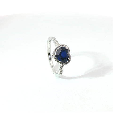 Anello in oro bianco con zaffiro Lab-Grown taglio cuore e diamanti Lab-Grown taglio brillante.