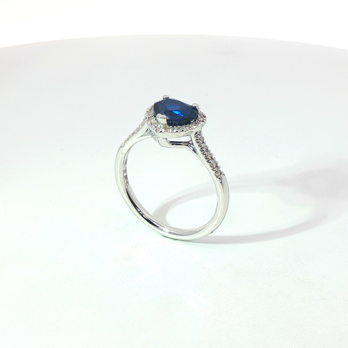 Anello in oro bianco con zaffiro Lab-Grown taglio cuore e diamanti Lab-Grown taglio brillante.
