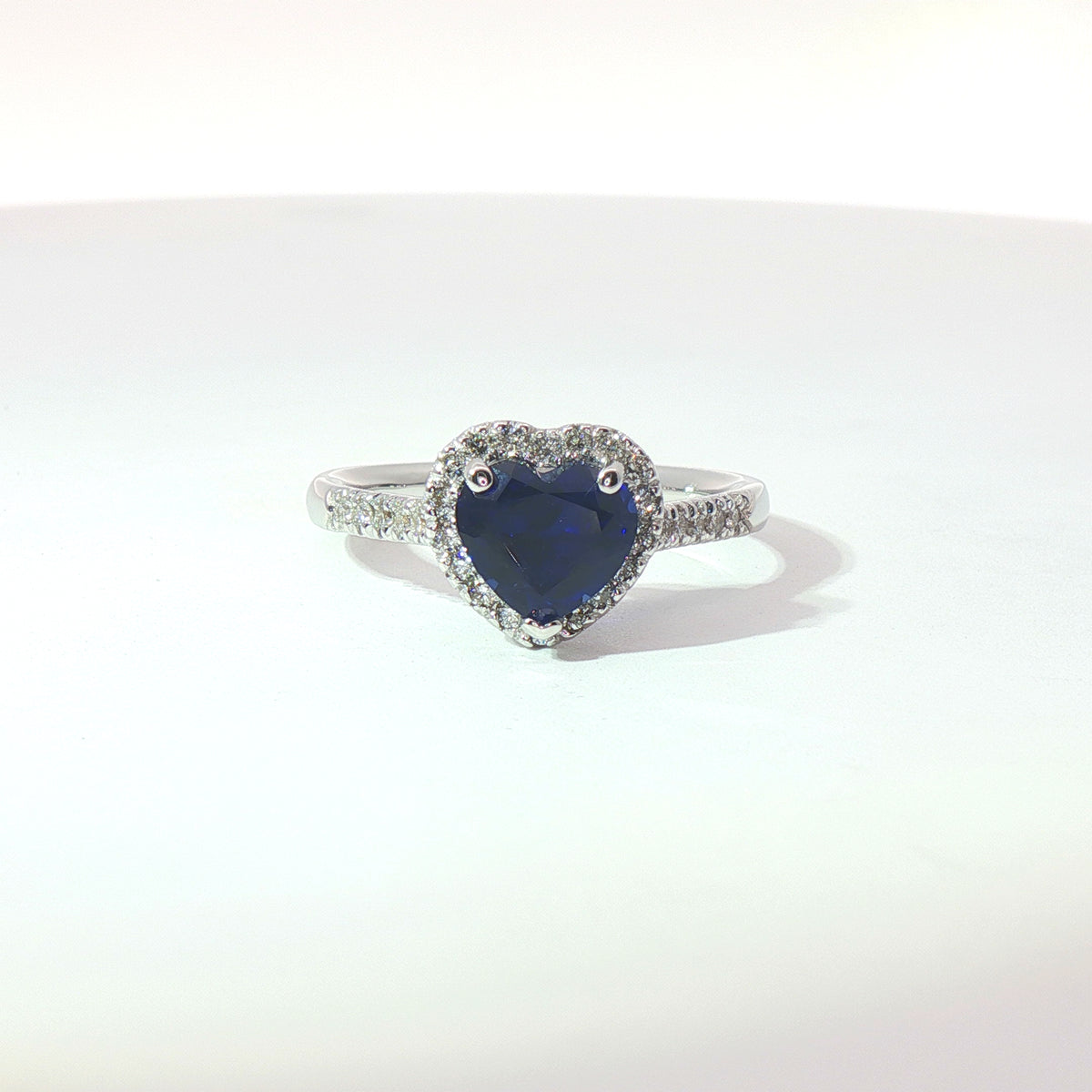 Anello in oro bianco con zaffiro Lab-Grown taglio cuore e diamanti Lab-Grown taglio brillante.