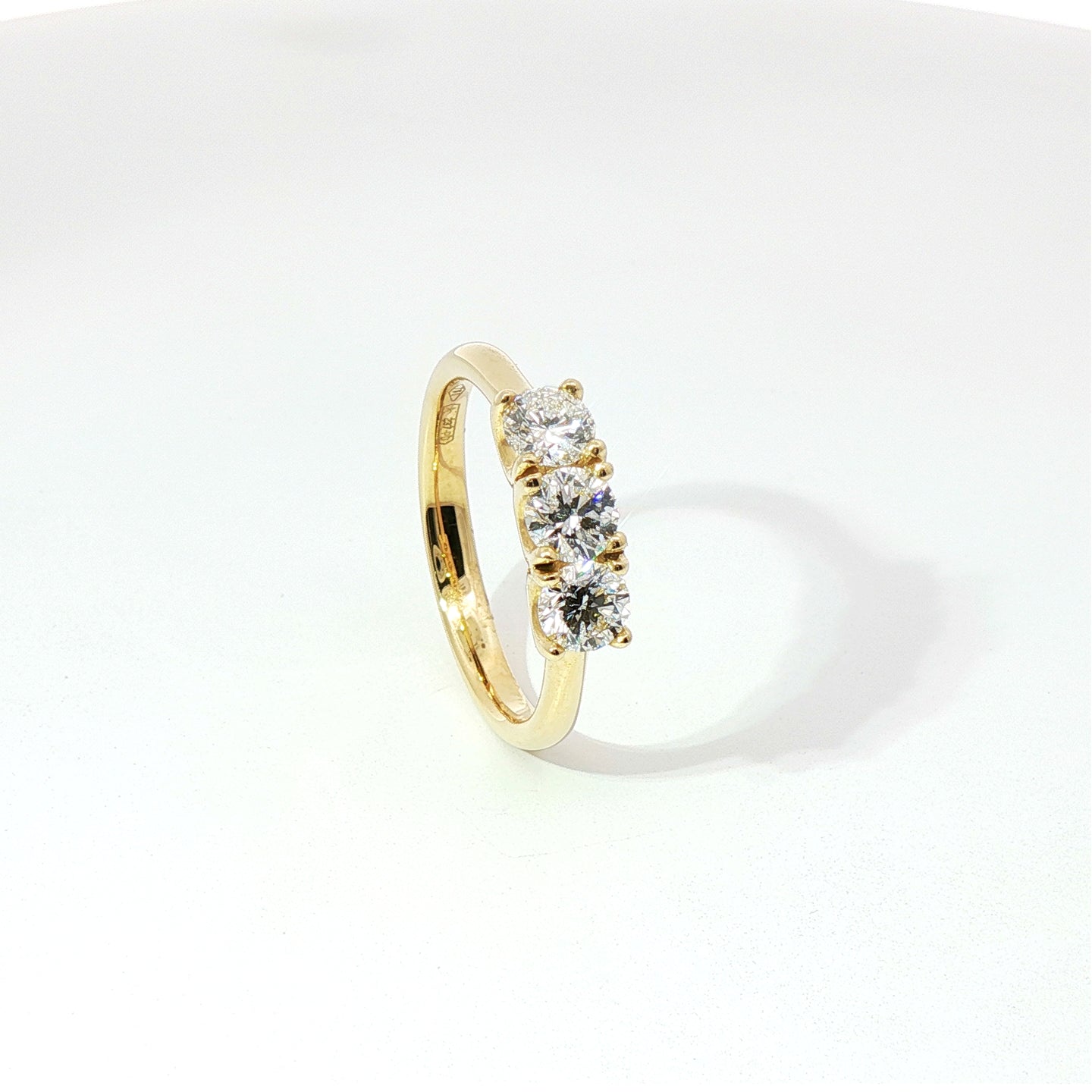 Anello Trilogy in oro giallo con diamanti Lab-Grown taglio brillante, 0,92 carati.