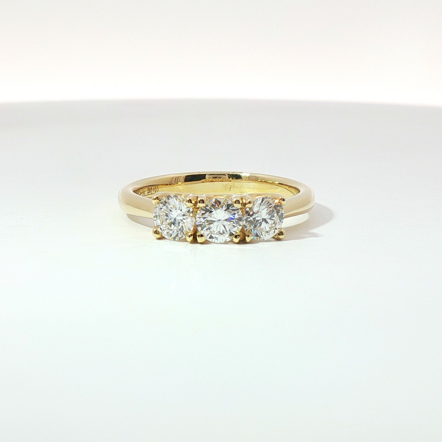 Anello Trilogy in oro giallo con diamanti Lab-Grown taglio brillante, 0,92 carati.