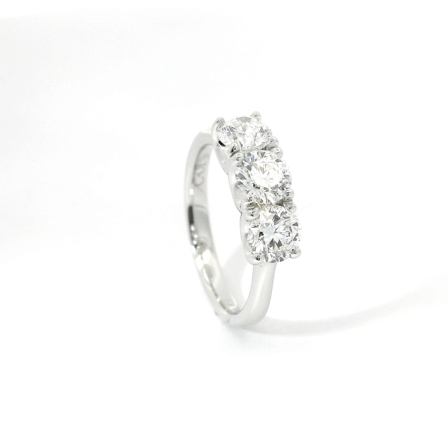 Trilogy in oro bianco con diamanti lab-grown taglio brillante, 1,53 carati.