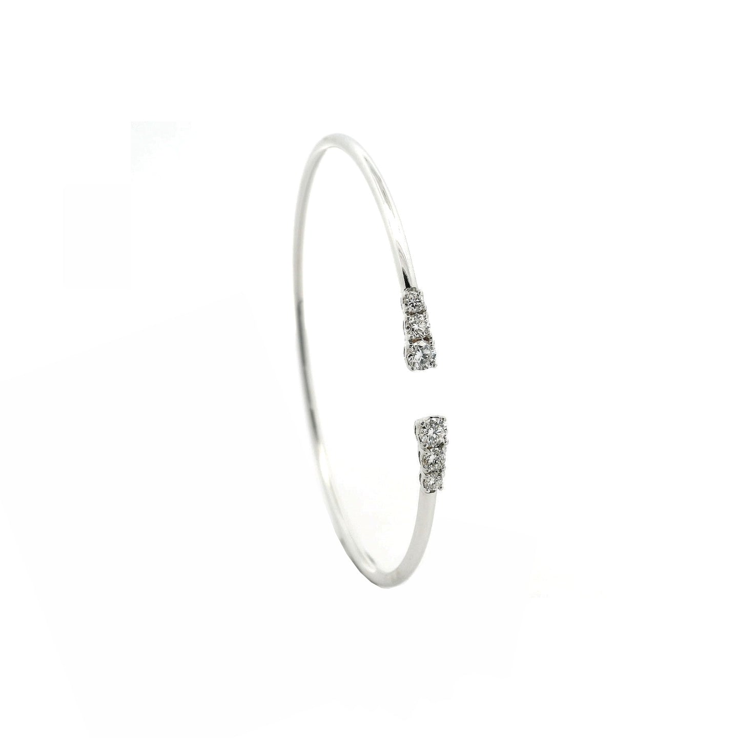 Bracciale rigido aperto in oro bianco con diamanti lab-grown taglio brillante, 0,55 carati.