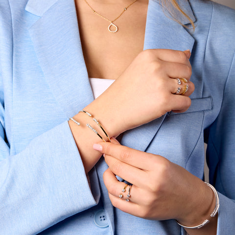 Bracciale rigido aperto in oro giallo con diamanti lab-grown taglio brillante, 0,55 carati.