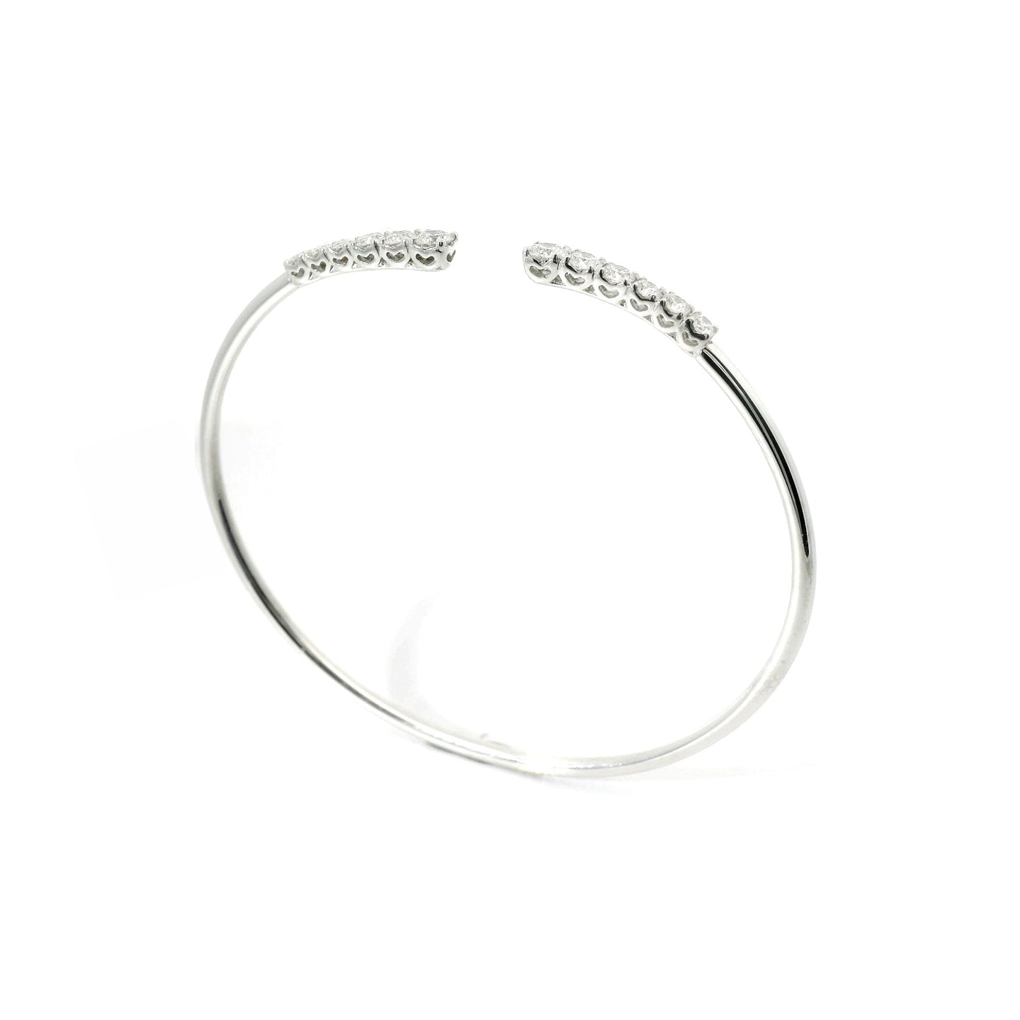 Bracciale rigido aperto in oro bianco con diamanti lab-grown taglio brillante, 1,05 carati.