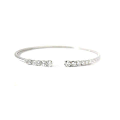 Bracciale rigido aperto in oro bianco con diamanti lab-grown taglio brillante, 1,05 carati.