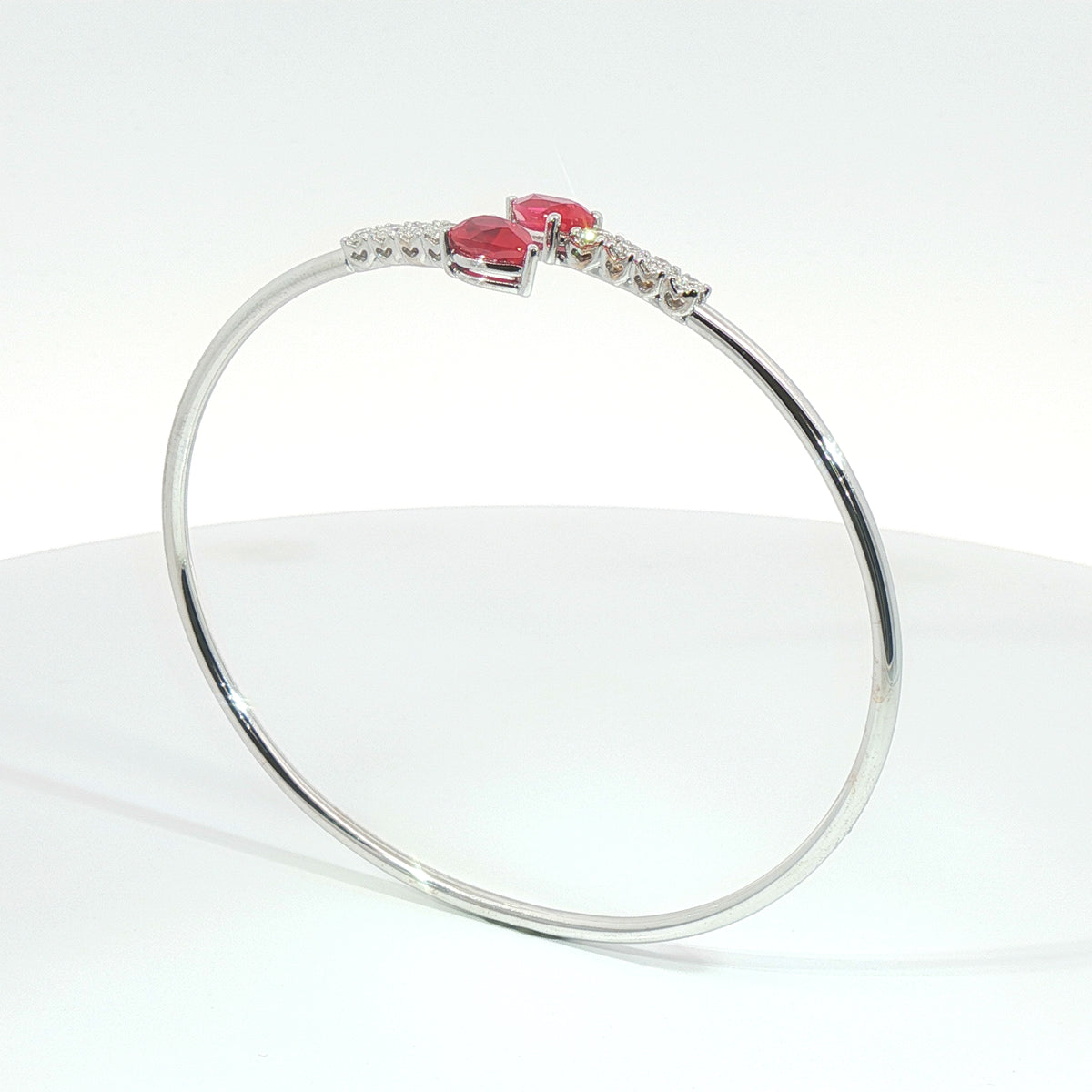 Bracciale Twin in oro bianco con rubini Lab-Grown taglio goccia e diamanti Lab-Grown taglio brillante.