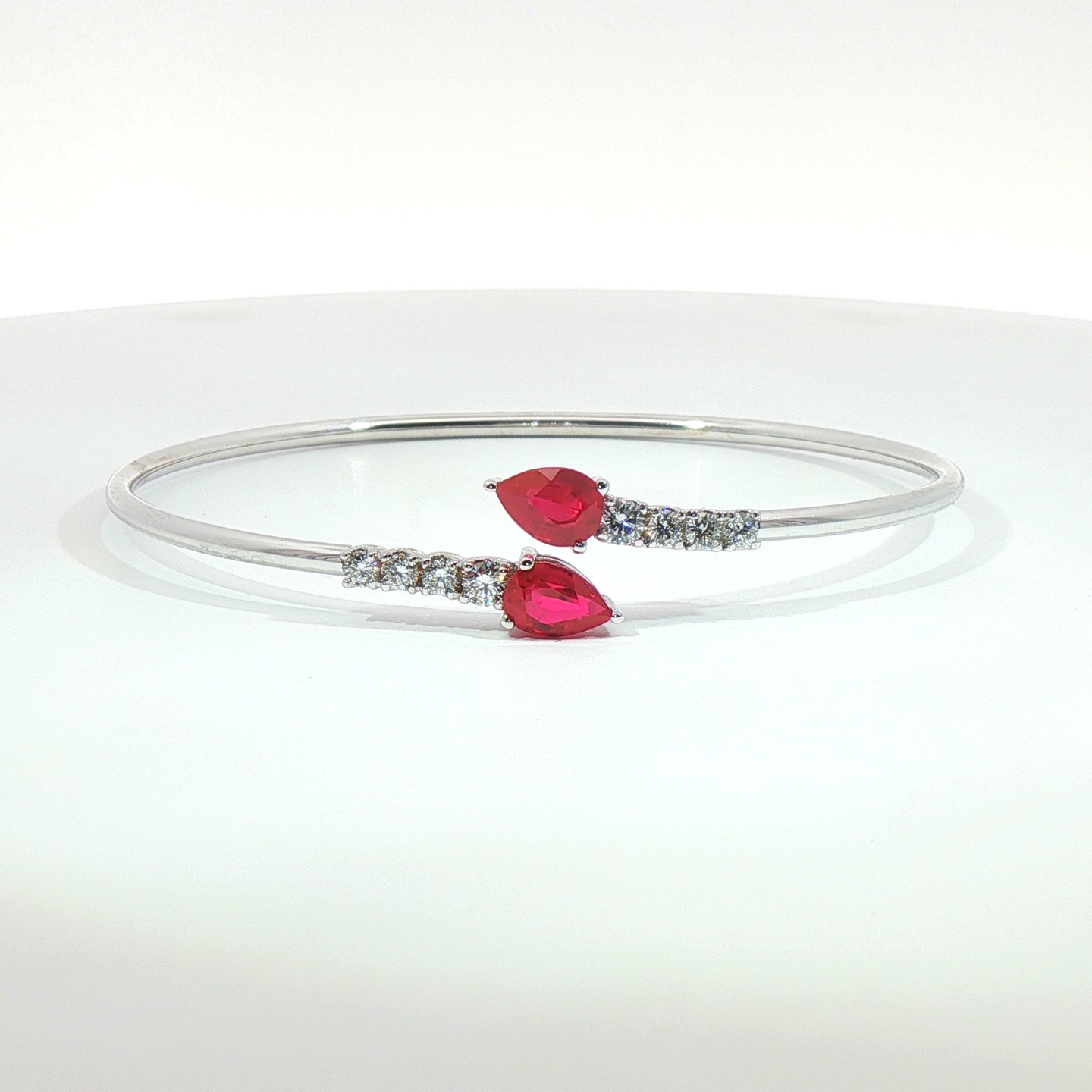 Bracciale Twin in oro bianco con rubini Lab-Grown taglio goccia e diamanti Lab-Grown taglio brillante.