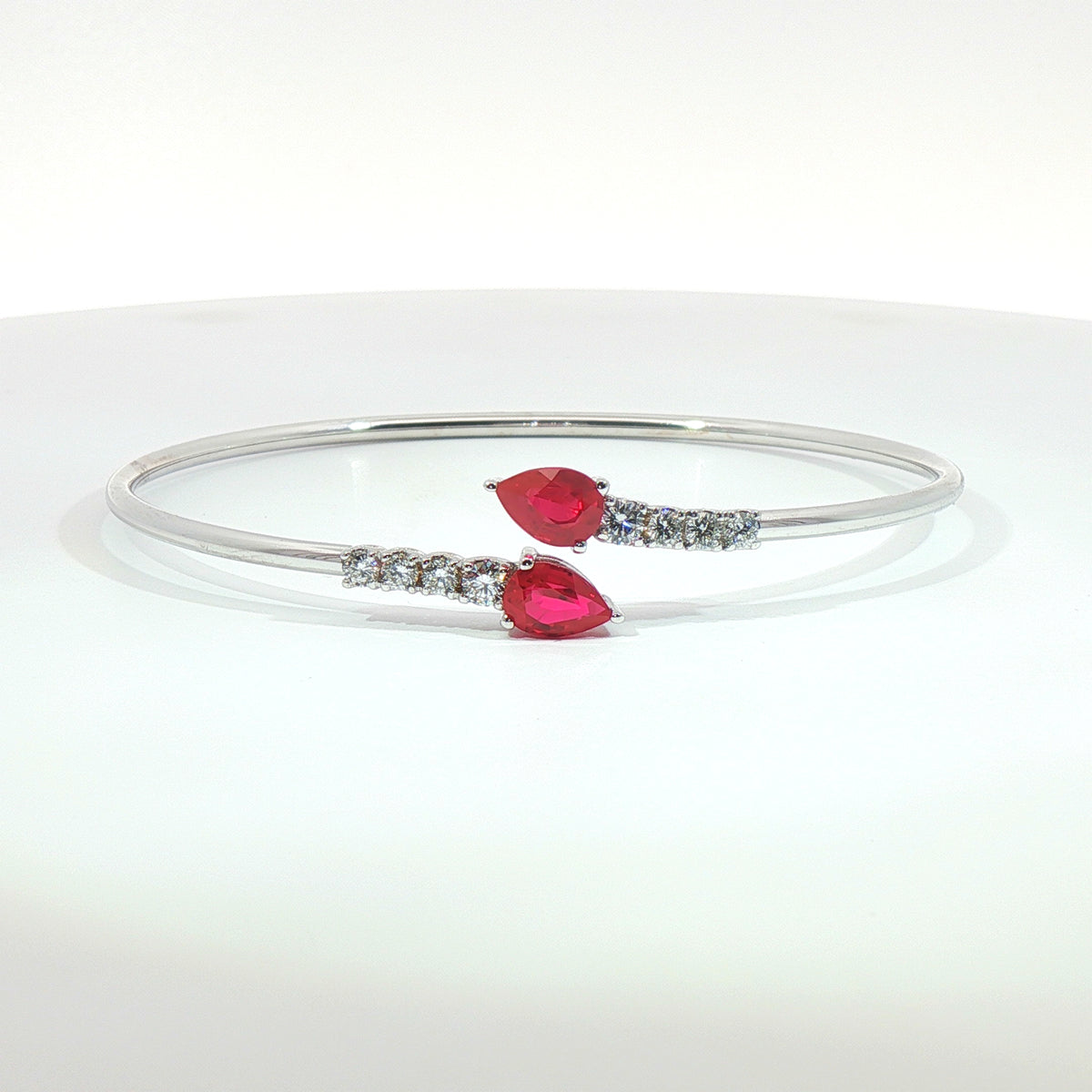 Bracciale Twin in oro bianco con rubini Lab-Grown taglio goccia e diamanti Lab-Grown taglio brillante.