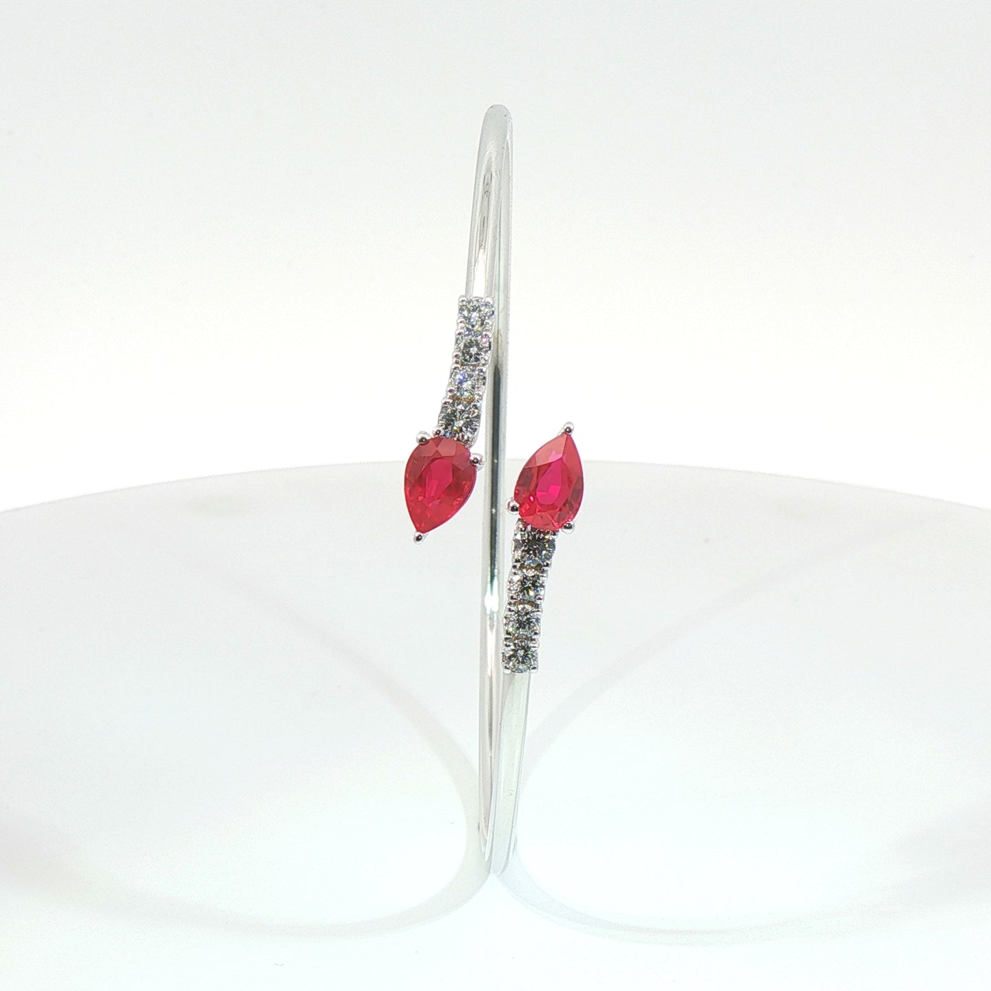 Bracciale Twin in oro bianco con rubini Lab-Grown taglio goccia e diamanti Lab-Grown taglio brillante.