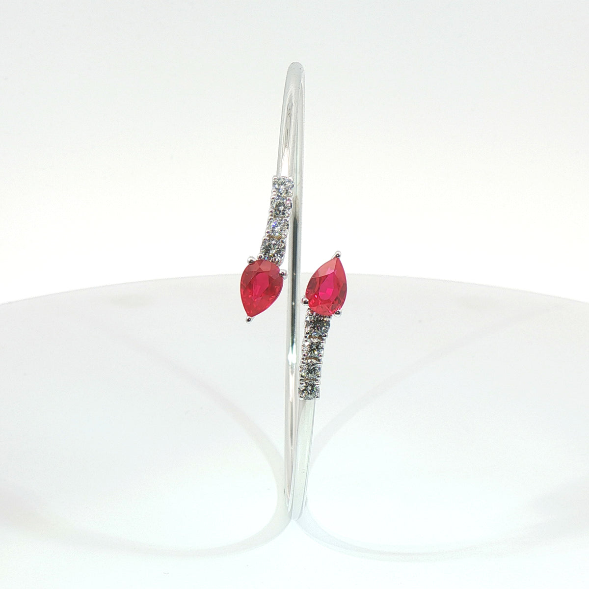 Bracciale Twin in oro bianco con rubini Lab-Grown taglio goccia e diamanti Lab-Grown taglio brillante.