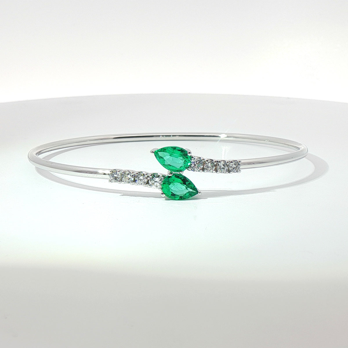 Bracciali Twin in oro bianco con smeraldi Lab-Grown taglio goccia e diamanti Lab-Grown taglio brillante.