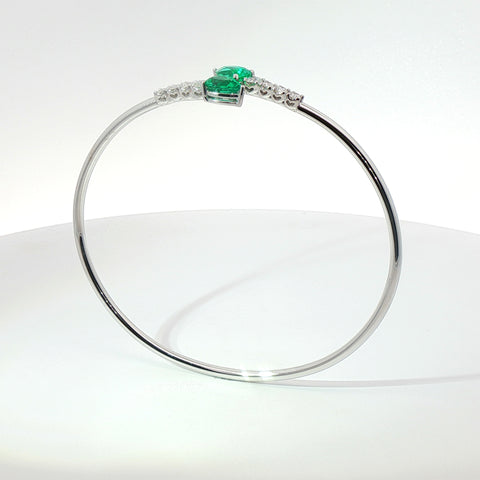 Bracciali Twin in oro bianco con smeraldi Lab-Grown taglio goccia e diamanti Lab-Grown taglio brillante.