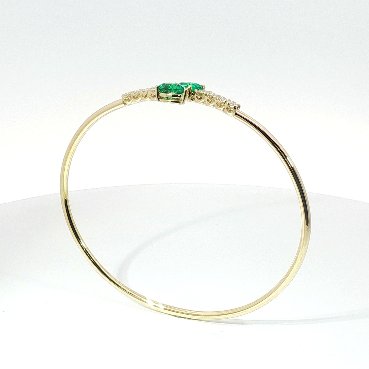 Bracciale Twin in oro giallo con smeraldi Lab-Grown taglio goccia e diamanti Lab-Grown taglio brillante.